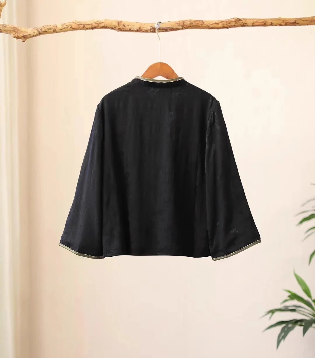Luxe lenteblouse voor dames Zw - Embroidery On Black Shirt recensie en prijs