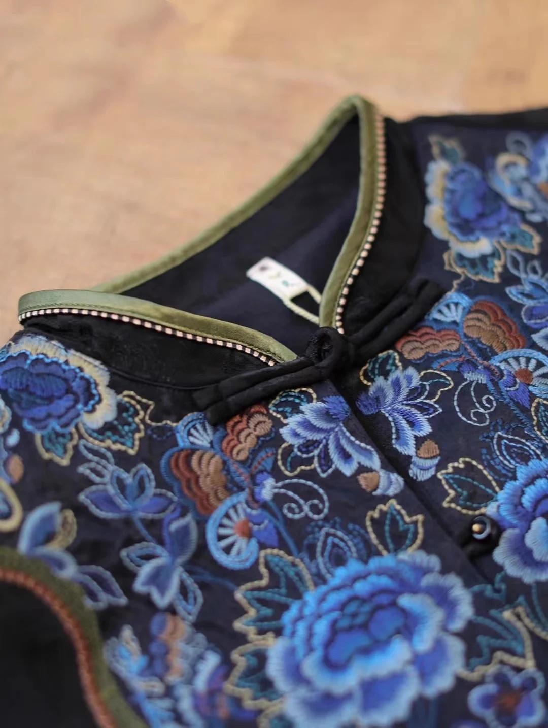 Luxe lenteblouse voor dames Zw - Embroidery On Black Shirt recensie en prijs