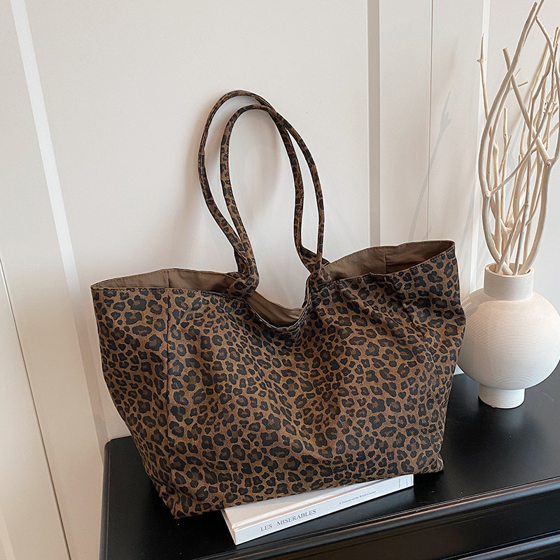 Modieuze draagtas met luipaard - Embroidery Texture recensie en prijs